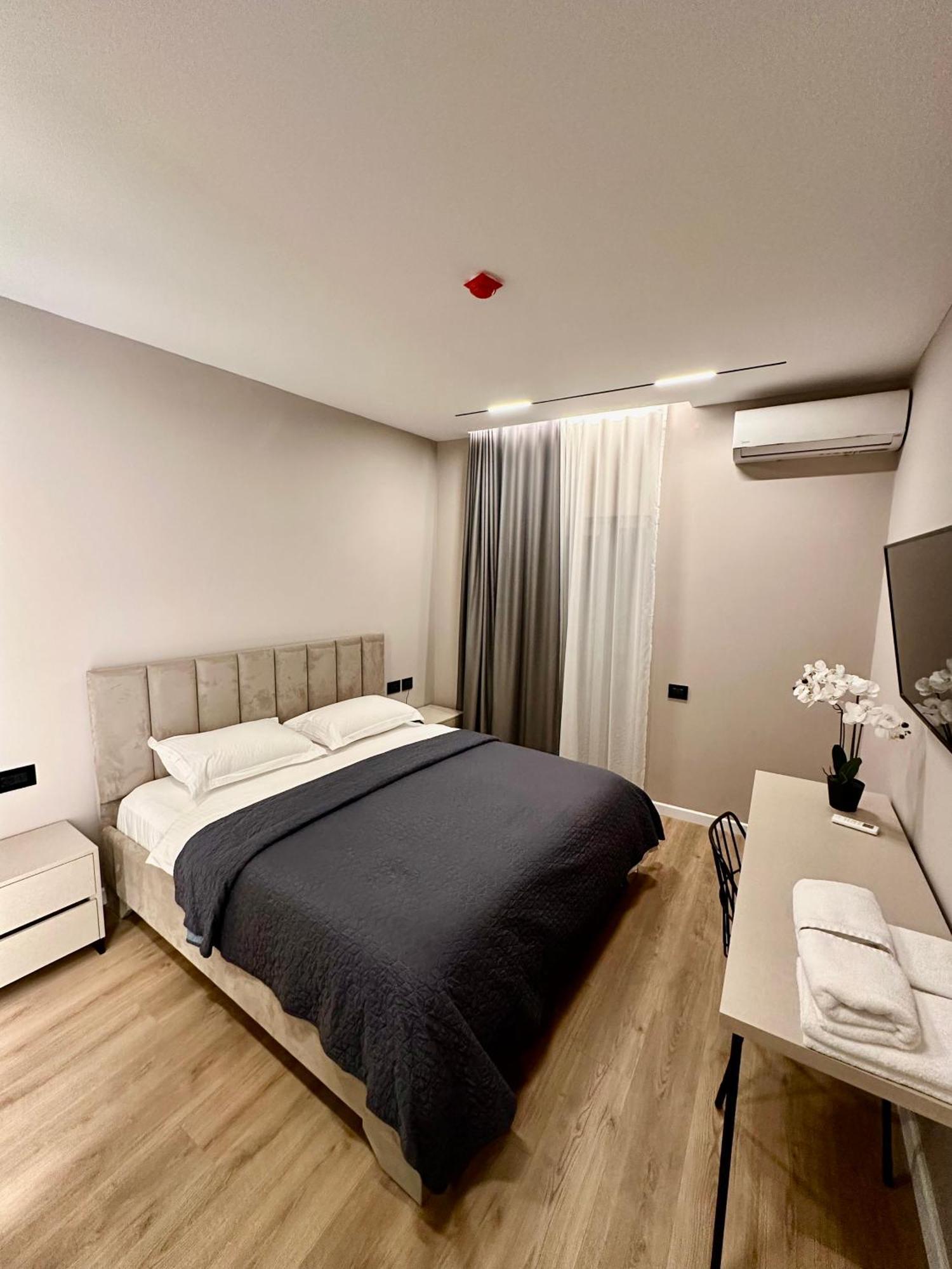 Venis Hotel Tirana Extérieur photo