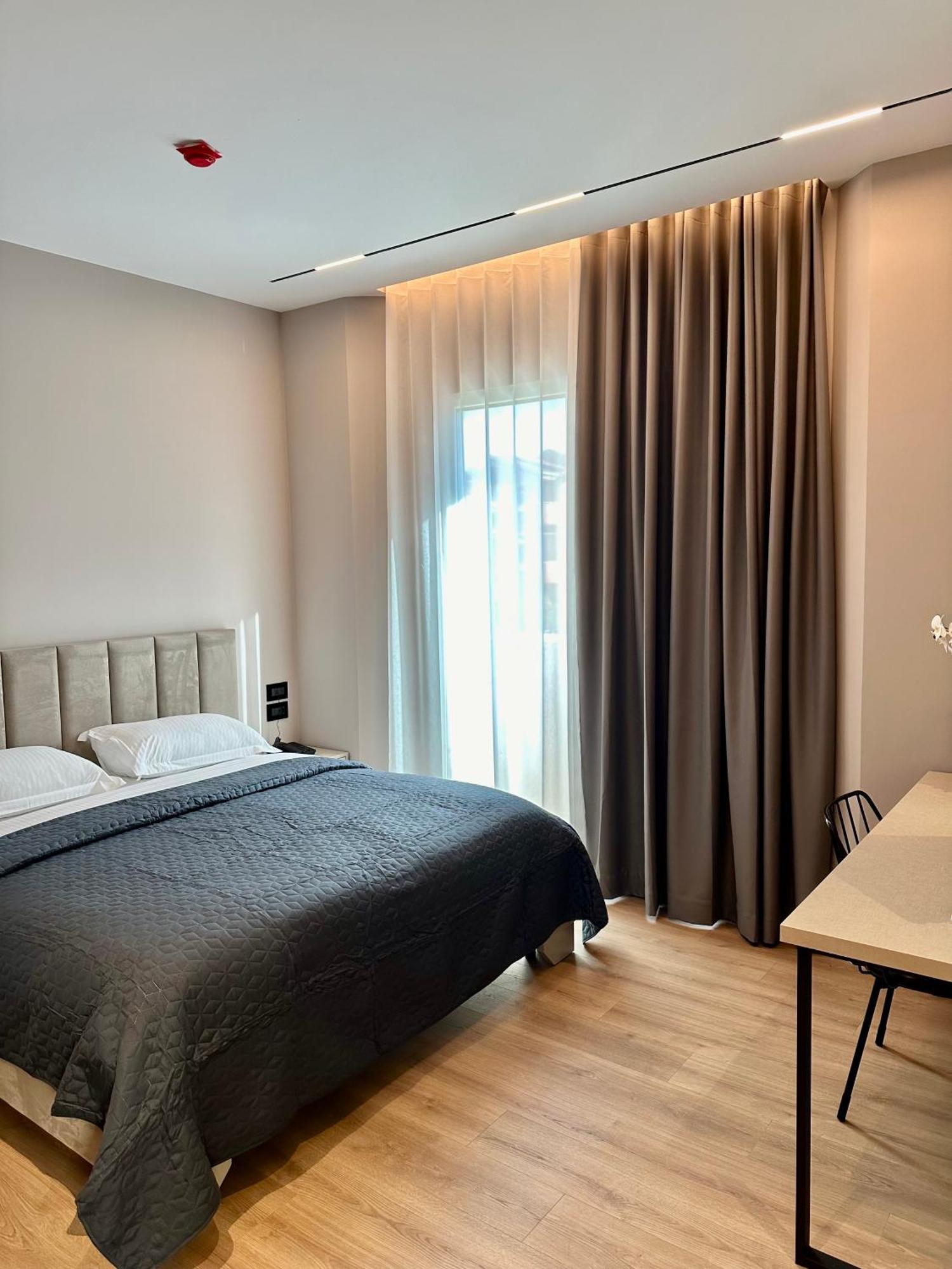 Venis Hotel Tirana Extérieur photo